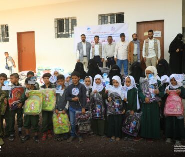 تحت شعار “ساعدني كي اتعلم” استجابة ورمز  تدشنان مشروع توزيع 6100 حقيبة مدرسية في محافظة مأرب.